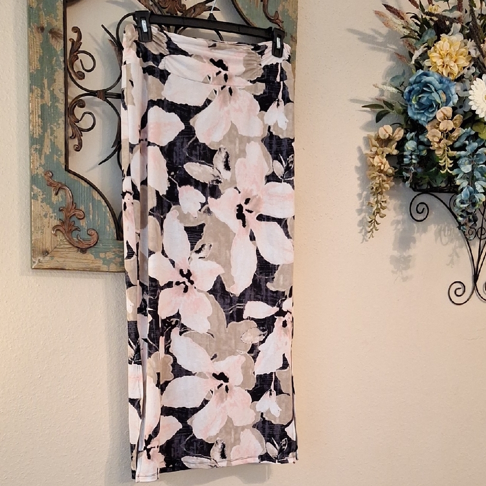 Floral Pencil Skirt in Black and Pink.  Size Small